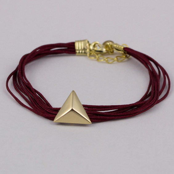 L'Atelier d'Olivia_Bracelet cordons bordeaux et triangle plaqué or