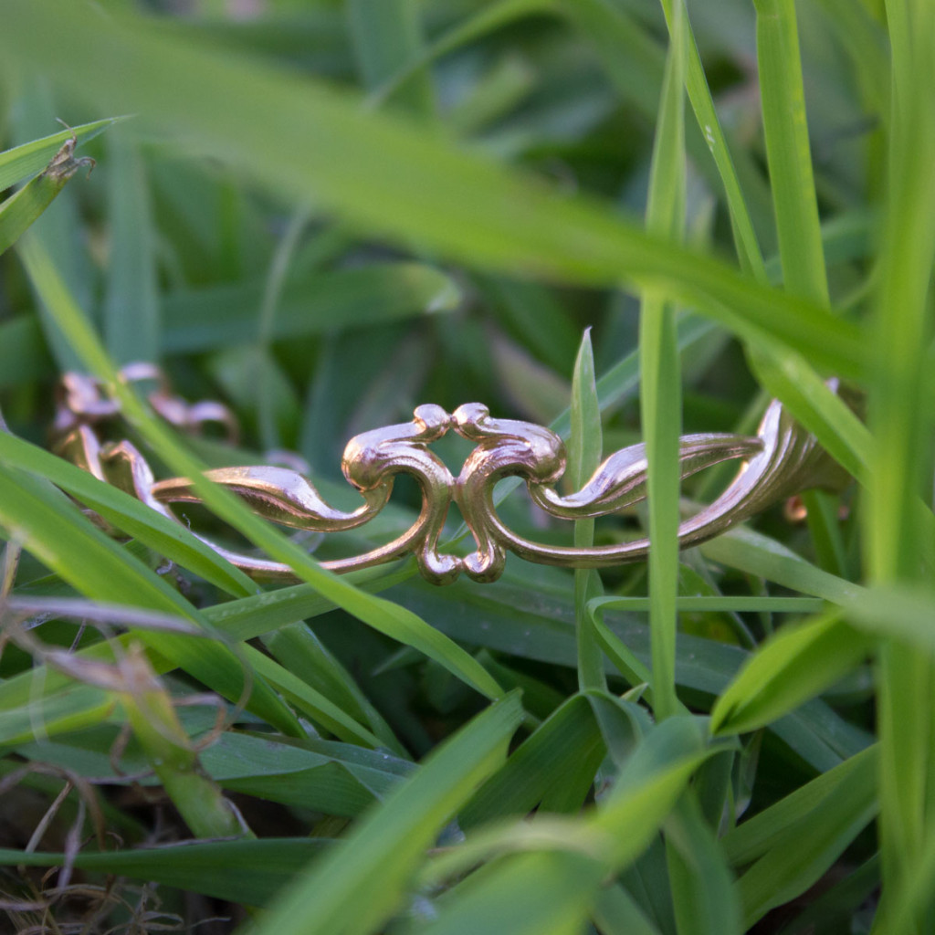 Bijoux vintage Bracelet végétal trompette dorée à l'or rose